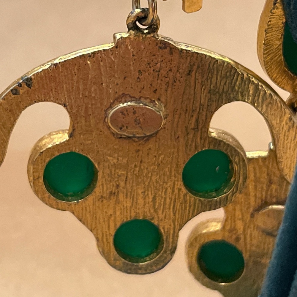 ALEXIS KIRK Signed Etruscan Style Earrings Gold Tone Green Cabochons Clip On - Picture 3 of 9